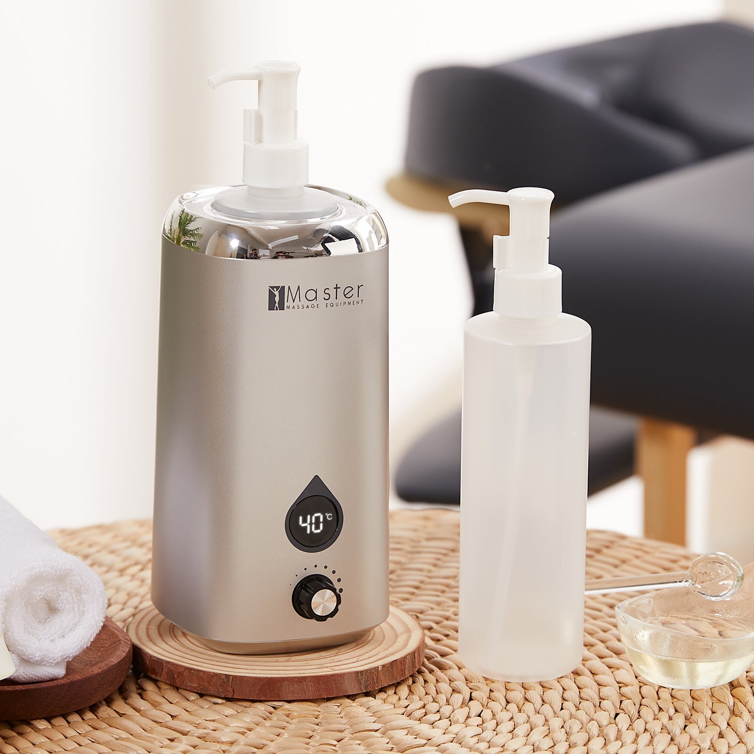 Master Massage Gen-II olieflessenwarmer met temperatuurregelaar en led-display voor massageolie en lotion incl. doseerfles